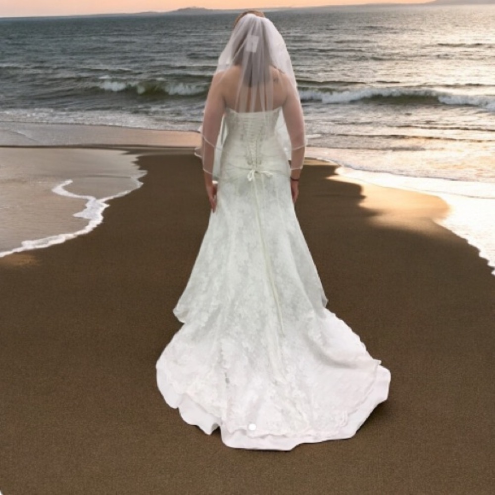 David's Bridal YP3344 Elegant White Lace Gown Sz 8 Women